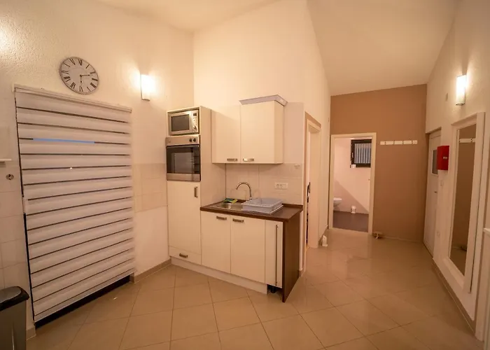 Twins Markovic Apartment Pula