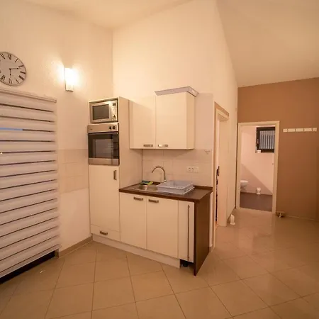 Twins Markovic Apartman Póla