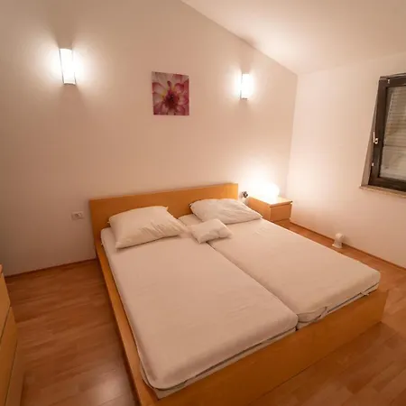 Twins Markovic Apartman Póla